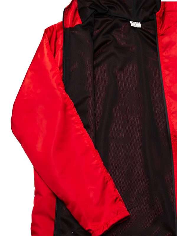 Chamarra rompevientos con gorro color rojo - Imagen 2