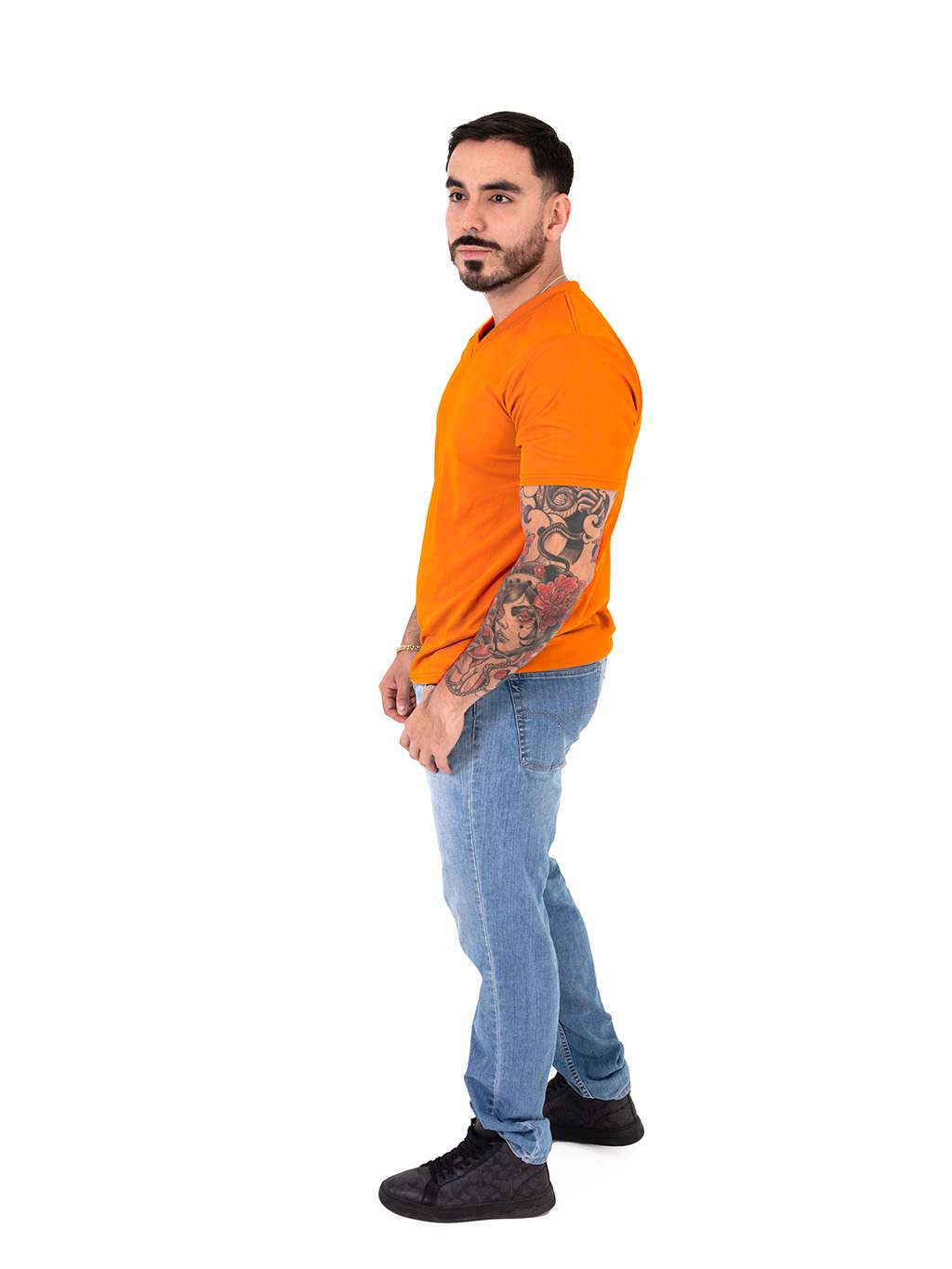 Playera cuello V color naranja caballero - Imagen 6