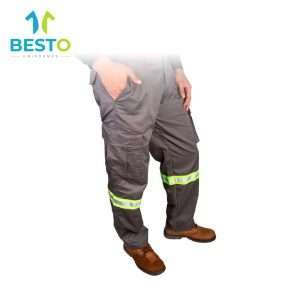 Pantalón gris tipo cargo con reflejante