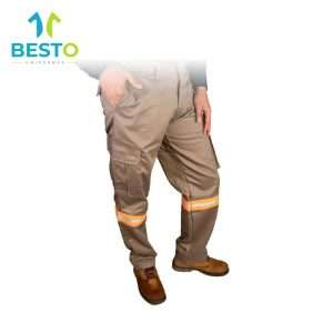 Pantalón kaki tipo cargo con reflejante