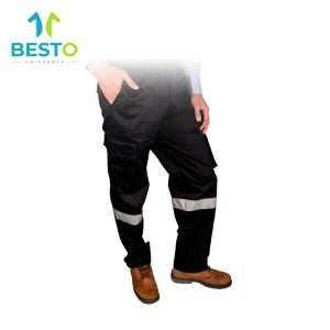 Pantalón negro tipo cargo con reflejante