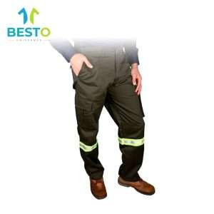 Pantalón verde olivo tipo cargo con reflejante